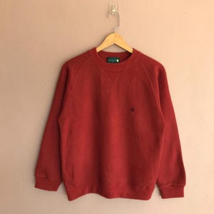 Medium, vintage rood sweatshirt met ronde hals, klassieke jaren 90-stijl, comfortabele unisex top, retro vrijetijdskleding