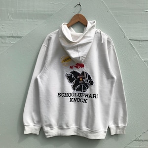 Könnte beinhalten: Weißer Kapuzenpullover mit einem schwarzen und roten Grafikdruck einer Person, die einen Baseballschläger und einen Baseball hält. Der Druck lautet "School of Hard Knock" und "Youthful School".