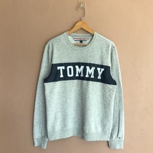 Mittelgroßes, Vintage Tommy Hilfiger Sweatshirt, 90er Jahre Grauer Rundhals Pullover, Retro Big Logo Streetwear