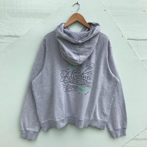 Sudadera con capucha y cremallera gris vintage, gráfico «Adventure is Out There», ropa de calle acogedora Y2K, sudadera con capucha unisex informal, estética minimalista