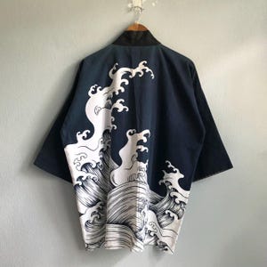 ヴィンテージ着物カーディガンコート、海の波のアートワーク、ボヘミアンシックアウターウェア、ユニークなビーチ風ファッション、サイズL