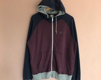 Moletom Nike Sportswear Vintage Grande com Zíper Frontal, Bloco de Cores Bordô e Azul Marinho com Forro Cinza no Capuz, 100% Algodão, Fabricado na China