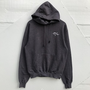 Könnte beinhalten: Ein dunkelgrauer Kapuzenpullover mit einem weißen Grafikdruck eines Dreiecks mit einer Linie durch und dem Text "Black" darüber und "Inc." darunter.