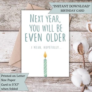 Cartão de aniversário minimalista e bem-humorado com mensagem divertida sobre o envelhecimento | Cartão de felicitações exclusivo e divertido | Cartão de aniversário engraçado para imprimir