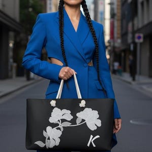 Borsa tote floreale bianca e nera, borsa da weekend personalizzata con iniziale K, borsa da spiaggia oversize, regalo per lei, borsa da viaggio