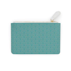 Op de afbeelding: Een turquoise en beige patroon pouch met een ritssluiting en een witte treklip. Het patroon bestaat uit overlappende, gebogen lijnen, waardoor een golfachtig ontwerp ontstaat. De ritssluiting is goudkleurig.