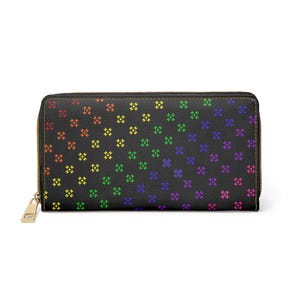 Könnte beinhalten: Schwarze Geldbörse mit einem Regenbogen-Kreuzmuster. Die Geldbörse hat einen goldenen Reißverschluss und einen Zipper. Das Muster umfasst rote, orangefarbene, gelbe, grüne, blaue und violette Kreuze. Die Geldbörse ist rechteckig und scheint aus Leder zu sein.