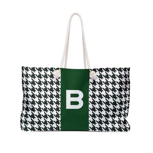 Op de afbeelding: Een groene en witte tote bag met een witte letter "B" aan de voorkant. De tas heeft een ruitjespatroon en witte touwhandvatten.