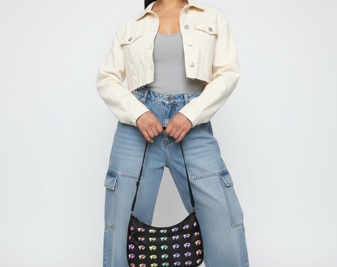 gifts for momNative American Innii Bison in Blackfeet, Native Rainbow Text Black Shoulder Bag