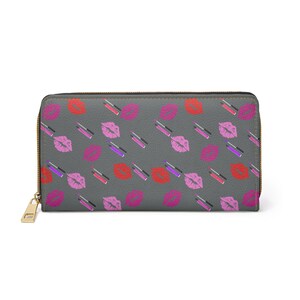 Cartera gris con bonitos labios y lápiz labial en rosa y rojo, con cremallera