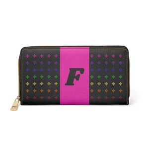Könnte beinhalten: Schwarze Reißverschluss-Geldbörse mit einem Regenbogenmuster und einem rosa Streifen mit dem Buchstaben "F" in Schwarz.