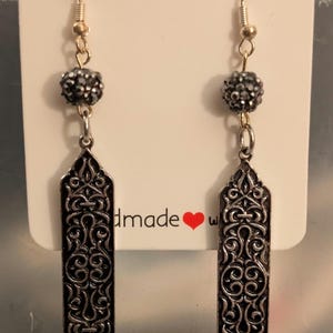 Schwarze Gothic Ohrringe mit Perlmuttperle, Mittelalterlicher Schmuck