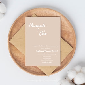 Beige Hochzeitseinladung mit Umschlägen