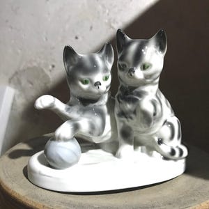 遊ぶ磁器の子猫のグループ カール シャイディッヒ グレーフェンタール ヴィンテージ 1935 年頃 ポルゼランの置物