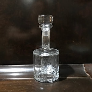 whiskey crystal decanter engraved and cut floral engraving vintage foliage retro decoration