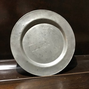 old tinplate plate with pink crown hallmark Zinn collection