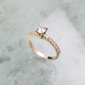 Anillo de compromiso con diamantes