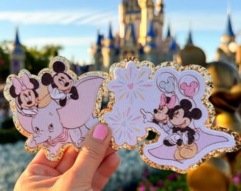 Parches del Reino Mágico: Riñonera Disney, Riñonera Mickey, Riñonera Disney, Parche del Castillo Disney, Parche de Dumbo, Parche de Fuegos Artificiales de Minnie.