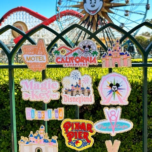Hochwertige Disneyland Aufnäher. Lustiger Steuerrad Aufnäher. Disneyland Zeichen Aufnäher Avengers Patch. Pixar Aufnäher Pixar Pier. Dornröschen Schloss Aufnäher