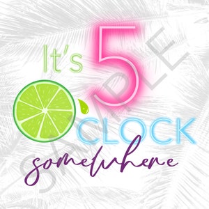 Könnte beinhalten: Es ist irgendwo 5 Uhr, eine Limettenscheibe und eine neonrosa 5 mit einer blauen Neon-Uhrgrafik auf weißem Hintergrund mit Palmenblatt-Muster.