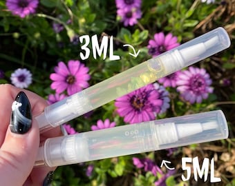 Puede incluir: Dos tubos de plástico transparente con una punta aplicadora blanca. Los tubos contienen un líquido transparente. El tubo más grande está etiquetado como "5ML" y el tubo más pequeño está etiquetado como "3ML".