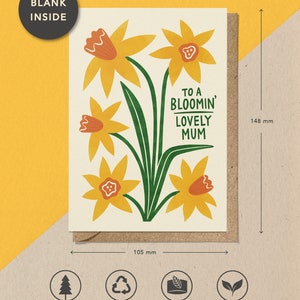 Puede incluir: Una tarjeta de felicitaci&oacute;n con un dise&ntilde;o floral con narcisos amarillos con centros naranjas. La tarjeta es de color crema con tallos y hojas verdes. El texto de la tarjeta dice "To a Bloomin' Lovely Mum". La tarjeta mide 105 mm por 148 mm.