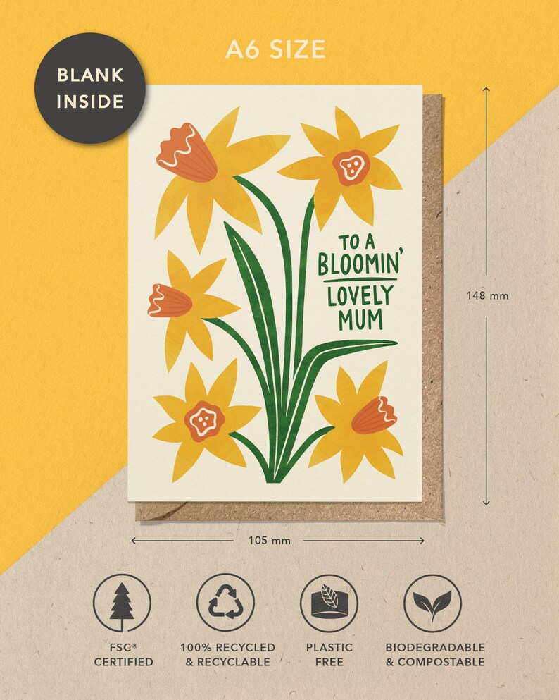 Puede incluir: Una tarjeta de felicitaci&oacute;n con un dise&ntilde;o floral con narcisos amarillos con centros naranjas. La tarjeta es de color crema con tallos y hojas verdes. El texto de la tarjeta dice "To a Bloomin' Lovely Mum". La tarjeta mide 105 mm por 148 mm.