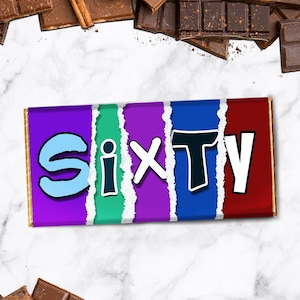 Op de afbeelding: Een chocolade reep met een kleurrijk ontwerp en het woord "sixty" geschreven in een speels lettertype.