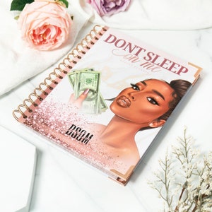 Planificador de presupuesto Boss Babe/SIN FECHA/Administra tus finanzas/Elimina deudas/Metas mensuales/Desafíos de ahorro/Motivación y ÚNICA/Hojas con calcomanías