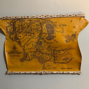Mapa de la Tierra Media (piel auténtica) con rieles para colgar