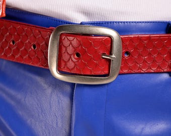 Cinturón de cuero rojo hecho a mano con textura de piel de dragón, unisex