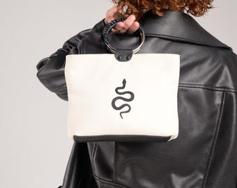 Bolso de cuero hecho a mano: Monedero con asa de anilla y símbolo de serpiente en blanco y negro