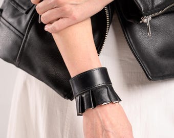 Brazalete ancho de cuero negro plisado hecho a mano: estilo rococó de noche