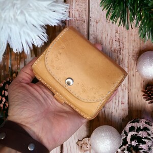 Cartera pequeña de cuero plegable con bolsillo frontal para monedas, cuero repujado a mano, cuero curtido vegetal, adornos de concha, regalo único para mujeres y hombres