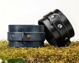 Brazalete ancho de cuero con hebilla de anilla en D y remache