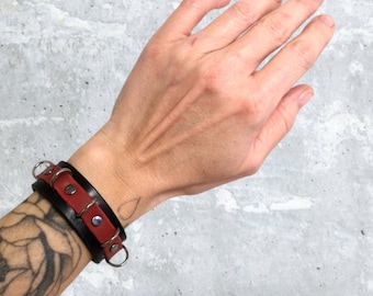 Pulsera de cuero artesanal: remaches de níquel y botones de latón.