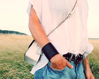 Pulsera ancha de cuero italiano negro, suave y de alta calidad para hombres y mujeres.