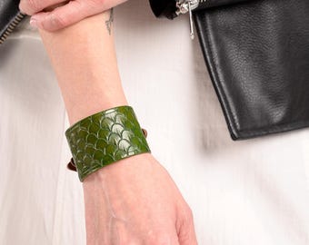Pulsera ancha de cuero verde, hecha a mano, con estampado de piel de dragón, regalo para ella y para él.