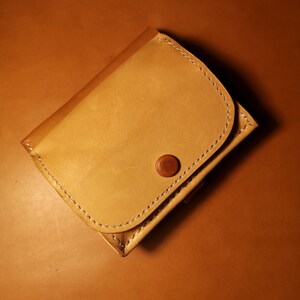 Cartera pequeña de cuero plegable con bolsillo frontal para monedas, Sin teñir, Cuero curtido vegetal, Textura en relieve de serpiente y conchas, Bolsillo secreto