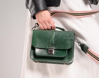 Bolso bandolera de piel verde: bandolera cosida a mano con correa de algodón rosa