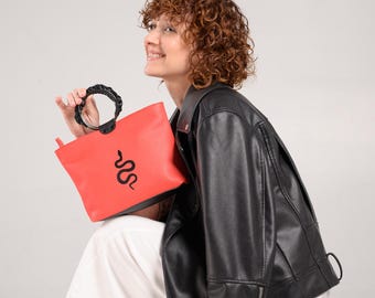 Bolso de piel coral con asa de aro / Bolso de noche con motivo de serpiente