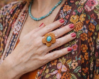 Anillo de cuero con flor y turquesa: joyería hecha a mano con piedras preciosas, anillo de cuero genuino, un regalo único.