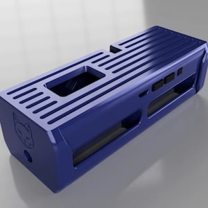 Könnte beinhalten: Ein blaues, rechteckiges elektronisches Gerät mit einem Katzenlogo und einer Reihe von Knöpfen oben.