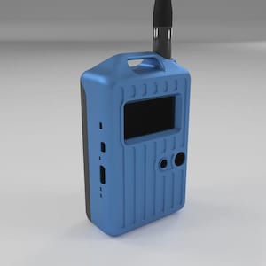 Könnte beinhalten: Ein blaues Handgerät mit einem schwarzen Bildschirm und einer schwarzen Antenne. Das Gerät hat einen Griff oben und mehrere Anschlüsse an der Seite. Der Körper des Geräts ist hellblau.