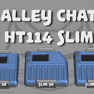 Könnte beinhalten: Drei blaue Alley Chat HT114 SLIM Funkgeräte mit dem Text "SLIM 2K", "SLIM 3K" und "SLIM 3K SMA" unten. Die Funkgeräte haben einen kleinen Bildschirm und eine Antenne. Der Text "ALLEY CHAT HT114 SLIM" steht oben.