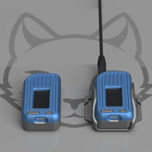 Könnte beinhalten: Zwei blaue und graue elektronische Geräte mit kleinen Bildschirmen. Ein Gerät ist mit einem schwarzen Kabel verbunden. Die Geräte haben eine rechteckige Form mit geriffelter Oberseite und einem kleinen Bildschirm. Der Hintergrund zeigt eine graue Katzen-Silhouette.