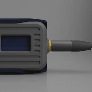 Könnte beinhalten: Graues elektronisches Gerät mit blauem Bildschirm und Fuchslogo. Das Gerät hat einen dunkelblauen Rahmen und ein Kabel mit einem goldenen Stecker. Das Design ist schlank und modern.