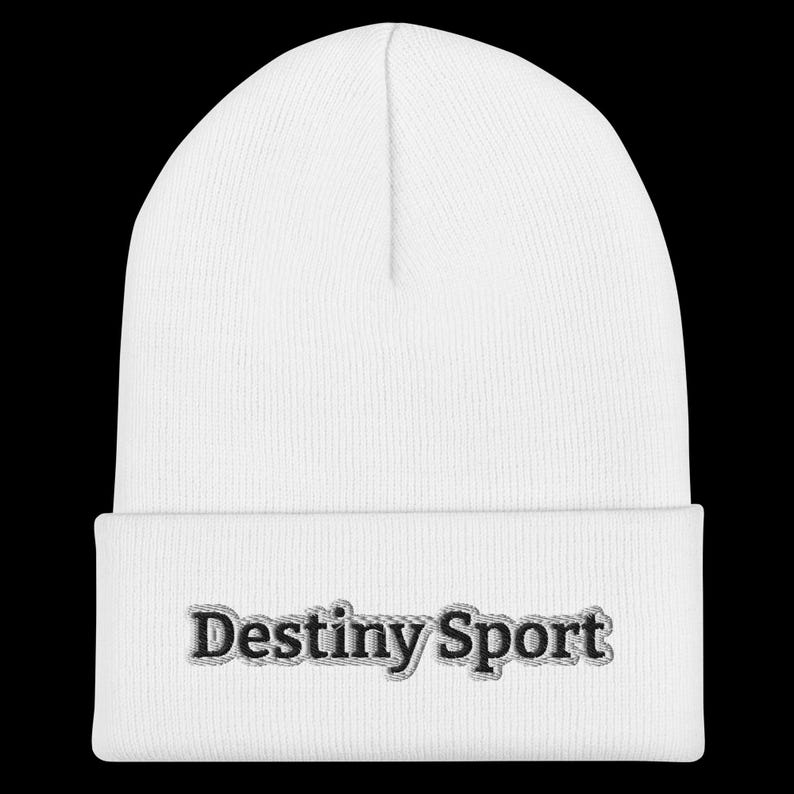 K&ouml;nnte beinhalten: Wei&szlig;e Strickm&uuml;tze mit einem schwarzen gestickten Logo, auf dem "Destiny Sport" steht.