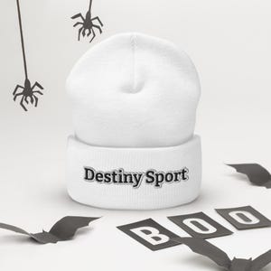 K&ouml;nnte beinhalten: Wei&szlig;e M&uuml;tze mit einem schwarzen gestickten Logo, auf dem "Destiny Sport" steht.