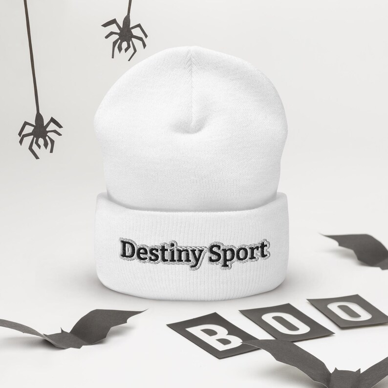K&ouml;nnte beinhalten: Wei&szlig;e M&uuml;tze mit einem schwarzen gestickten Logo, auf dem "Destiny Sport" steht.